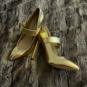 Shoe Dazzle Gold Heels